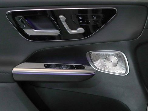 Used 2025 Mercedes-Benz GLC 300 4MATIC image 3