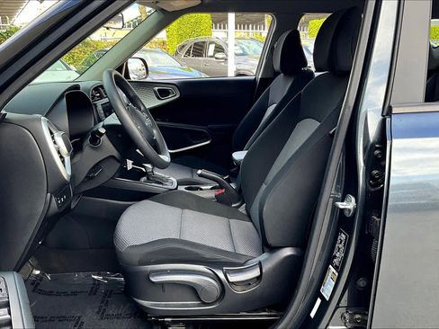 Used 2023 Kia Soul LX image 7