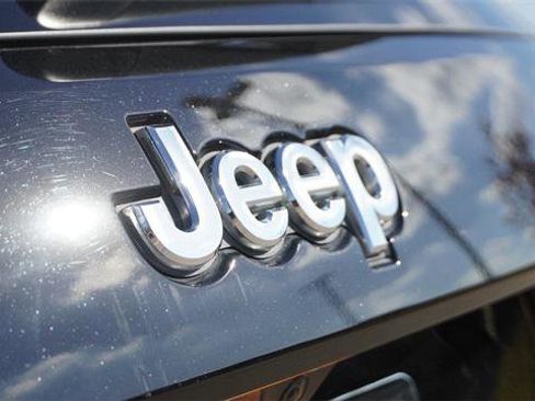 Certified 2021 Jeep Grand Cherokee Laredo image 12