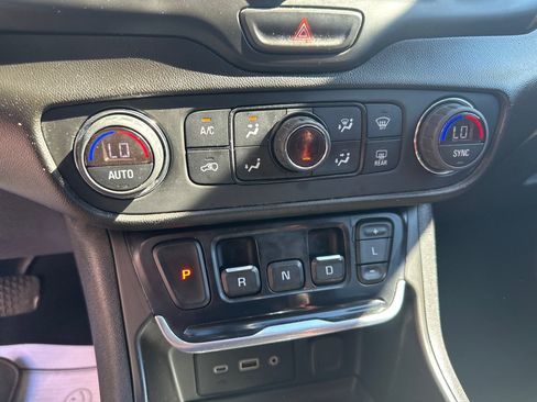 Used 2021 GMC Terrain SLE w/ Driver Convenience Package FWD image 23