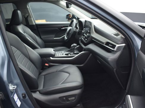 Used 2021 Toyota Highlander XLE AWD/4WD image 10