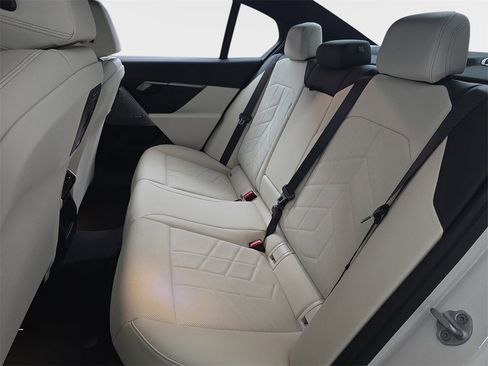 Used 2025 BMW 530i xDrive 530i xDrive w/ Premium Package image 17