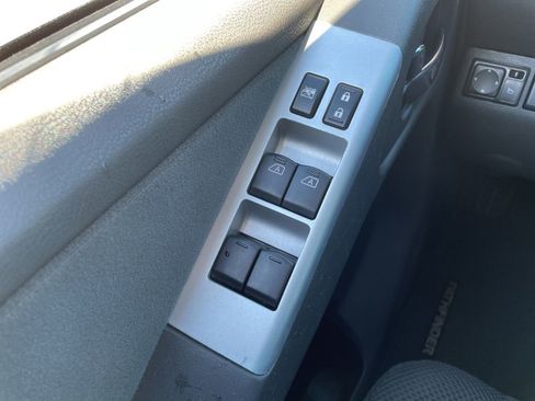 Used 2012 Nissan Pathfinder SV AWD/4WD image 25
