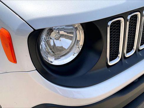 Used 2018 Jeep Renegade Latitude FWD image 26
