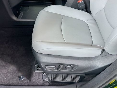 Used 2025 Toyota Sienna XLE w/ XLE Plus Package image 19