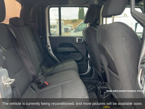 Used 2023 Jeep Gladiator Overland AWD/4WD image 15