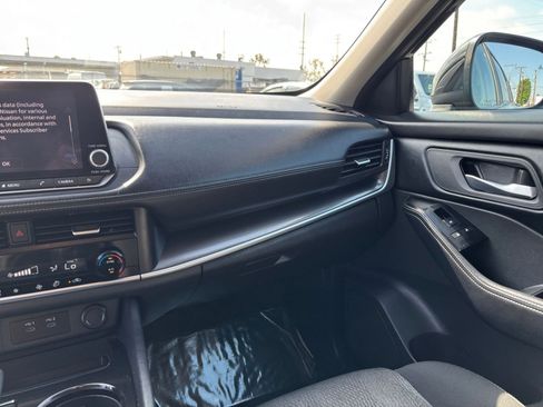 Used 2025 Nissan Rogue SV AWD/4WD image 37