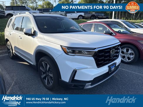 Used 2025 Honda Pilot Touring image 1