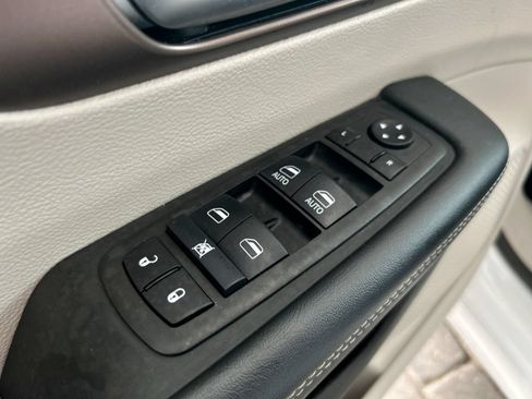 Used 2023 Chrysler Voyager LX FWD image 11