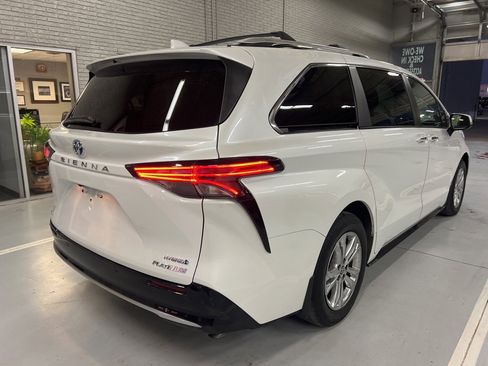 Used 2022 Toyota Sienna Platinum image 4