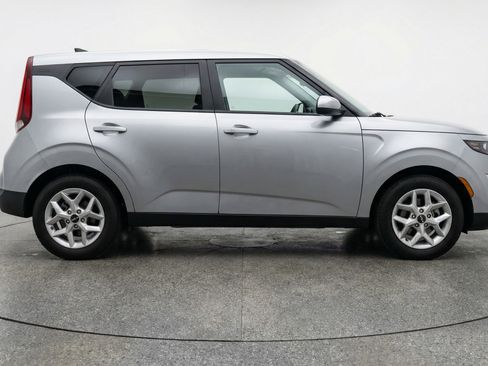 Used 2025 Kia Soul FWD image 11
