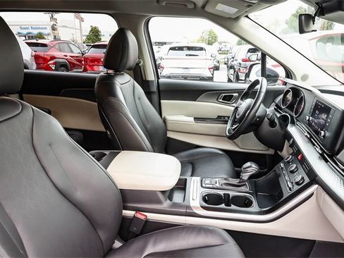 Used 2024 Kia Carnival LX image 18