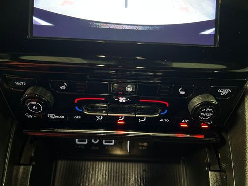 Used 2024 Jeep Grand Cherokee Altitude image 19