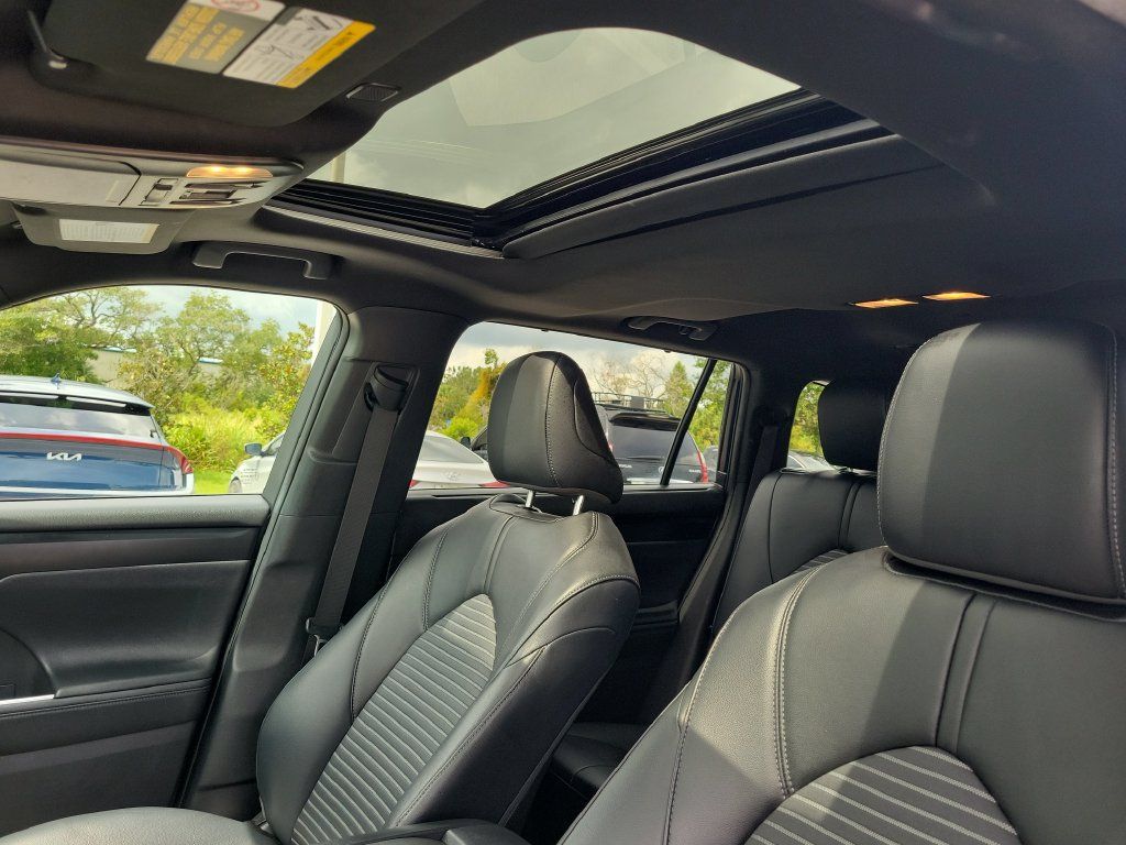 Used 2024 Toyota Highlander XSE FWD image 22