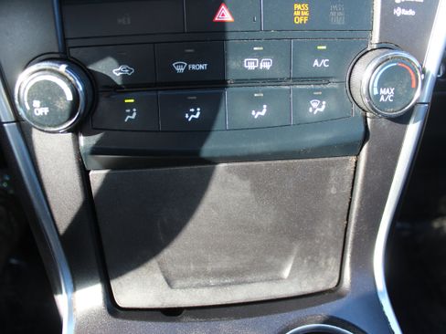 Used 2017 Toyota Camry SE w/ Moonroof Package image 34