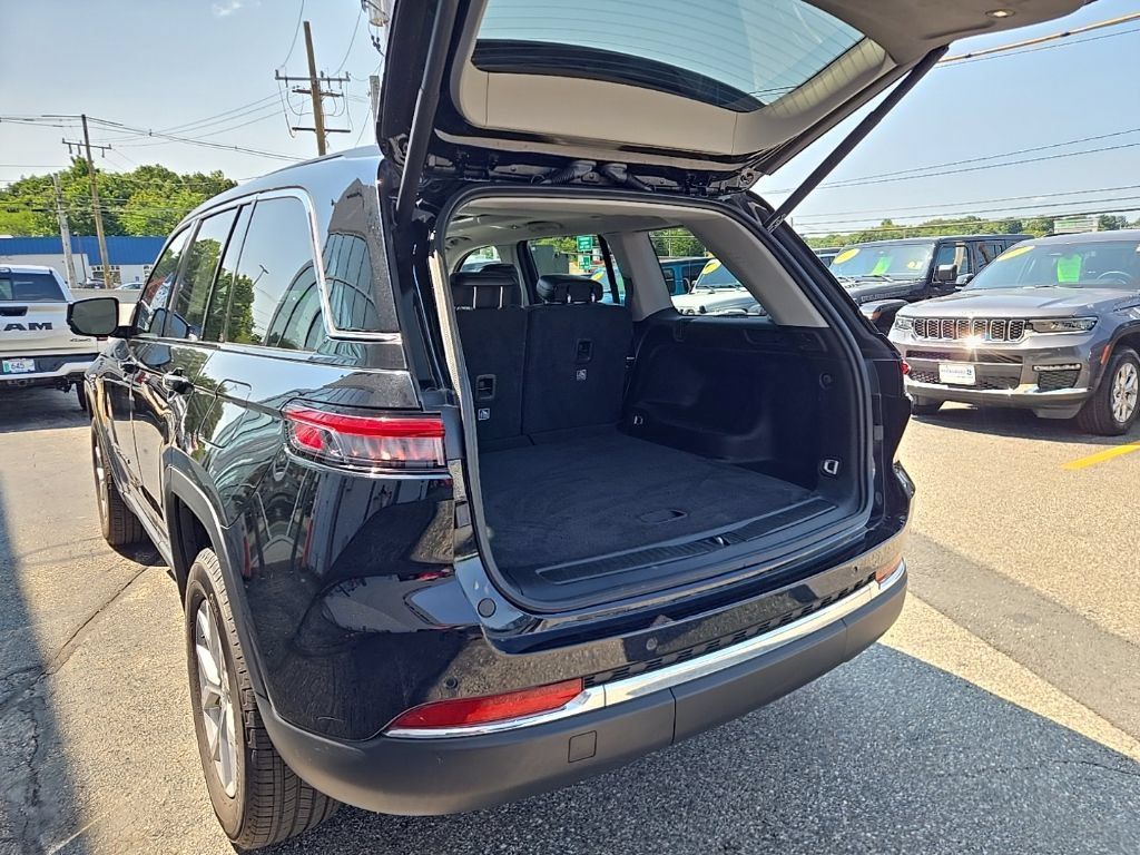 Used 2023 Jeep Grand Cherokee Limited AWD/4WD image 9