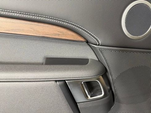 New 2025 Land Rover Discovery Dynamic SE image 23