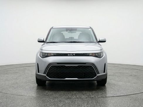 Used 2025 Kia Soul LX w/ LX Technology Package FWD image 2