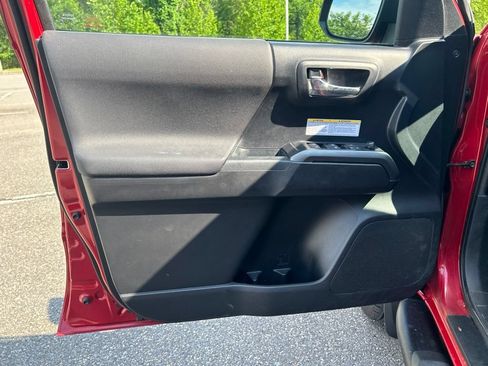 Used 2019 Toyota Tacoma TRD Off-Road AWD/4WD image 10