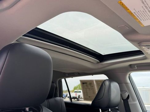 Used 2023 Toyota Highlander XLE image 9