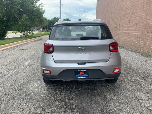 Used 2025 Hyundai Venue SEL FWD image 4