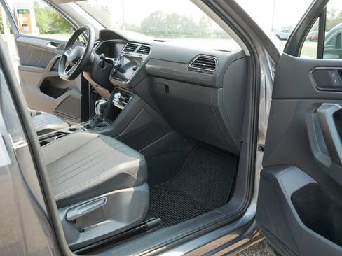 Certified 2022 Volkswagen Tiguan SE w/ Panoramic Sunroof Package AWD/4WD image 20