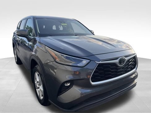 Used 2023 Toyota Highlander LE AWD/4WD image 3