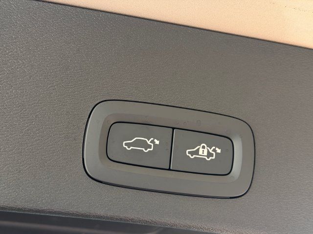 Certified 2024 Volvo XC40 B5 Plus AWD/4WD image 16