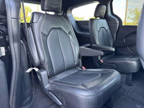 Used 2025 Chrysler Pacifica Select FWD image 23