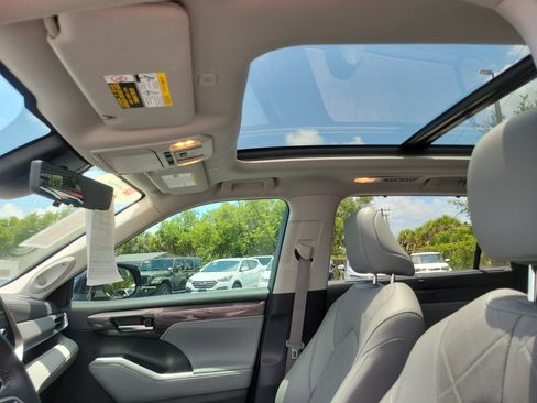 Certified 2024 Toyota Highlander Platinum FWD image 20