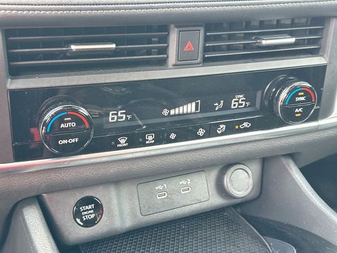 Used 2025 Nissan Rogue SV image 16