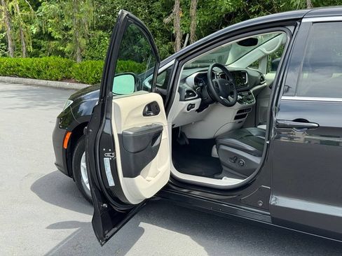 Used 2023 Chrysler Pacifica Touring-L FWD image 7