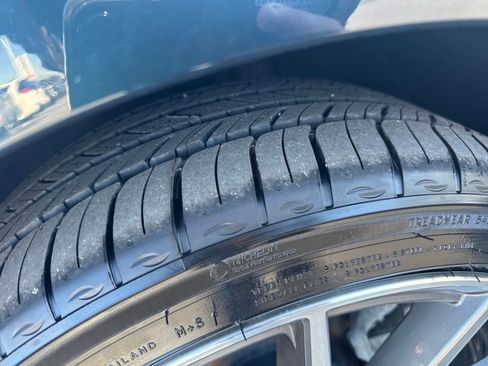 Used 2023 Genesis G70 2.0T image 13