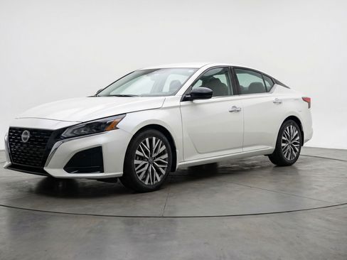 Used 2025 Nissan Altima 2.5 SV FWD image 3