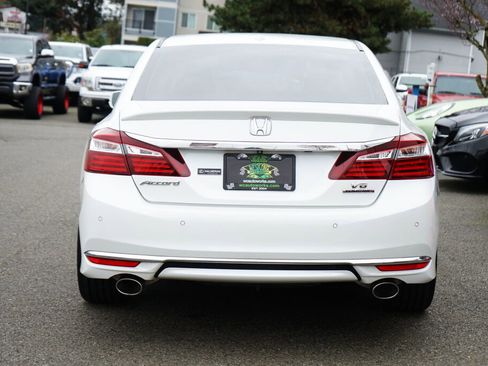 Used 2017 Honda Accord Touring image 4