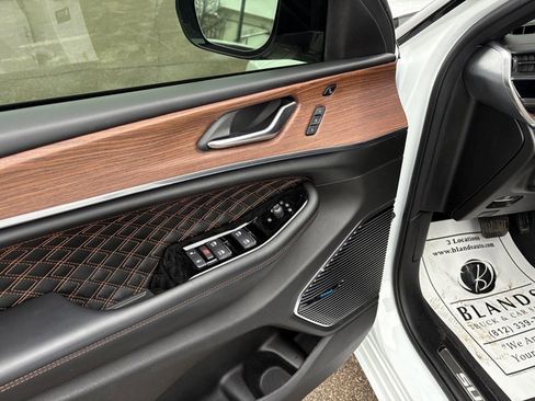 Used 2022 Jeep Grand Cherokee Summit w/ Luxury Tech Group V image 10