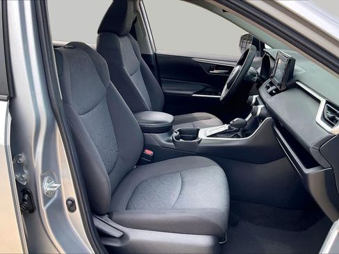 Used 2021 Toyota RAV4 XLE w/ Convenience Package FWD image 9