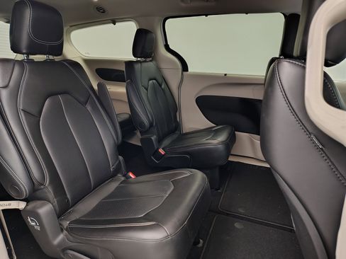 Used 2023 Chrysler Pacifica Touring-L image 15