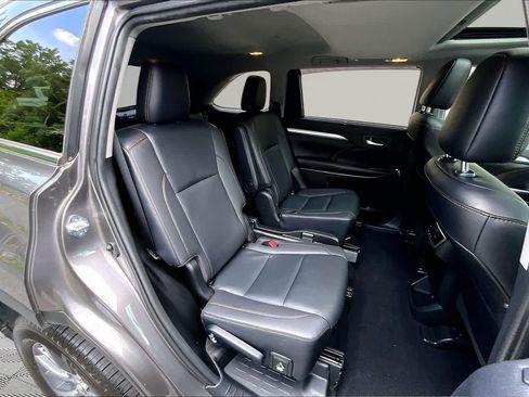 Used 2019 Toyota Highlander XLE FWD image 20