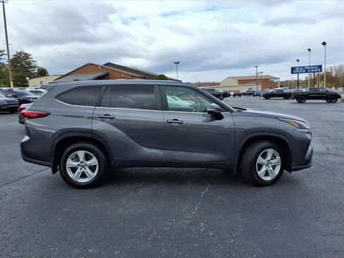 Used 2023 Toyota Highlander LE image 2