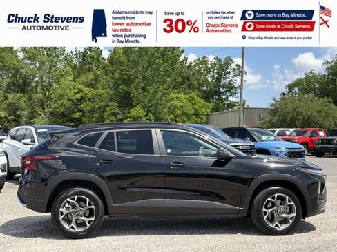 Used 2025 Chevrolet Trax LT w/ LT Convenience Package FWD image 4