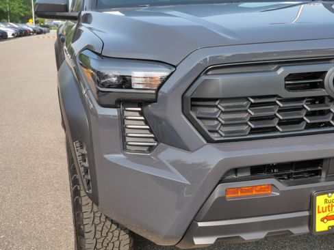Certified 2025 Toyota Tacoma TRD Off-Road AWD/4WD image 17