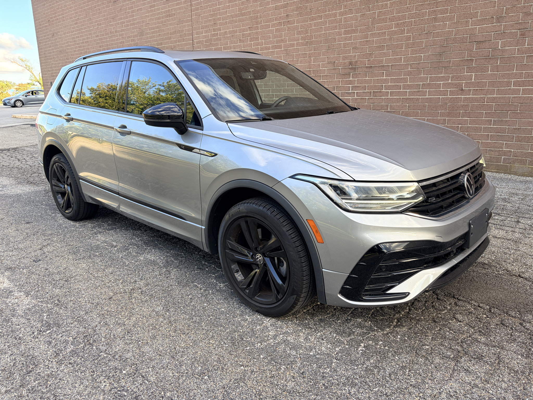 Used 2023 Volkswagen Tiguan SE R-Line FWD image 7