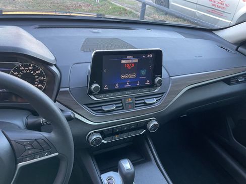 Used 2025 Nissan Altima 2.5 SV image 18