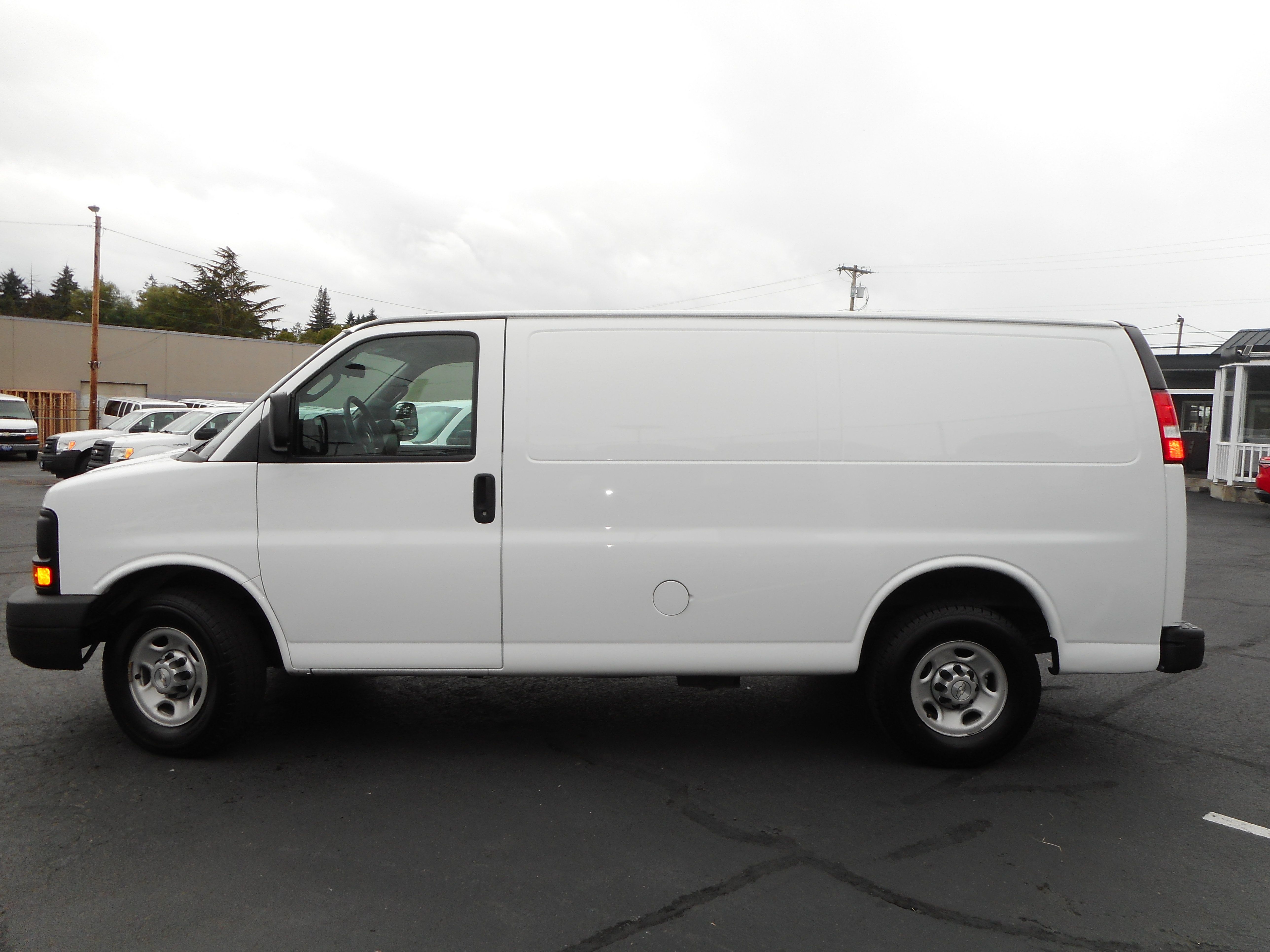 Used 2016 Chevrolet Express 2500 RWD image 2