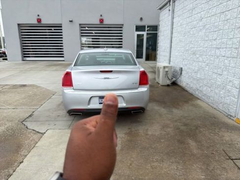 Used 2020 Chrysler 300 Limited image 8