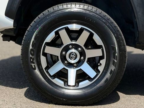Used 2018 Toyota Tacoma TRD Off-Road w/ Technology Package AWD/4WD image 9