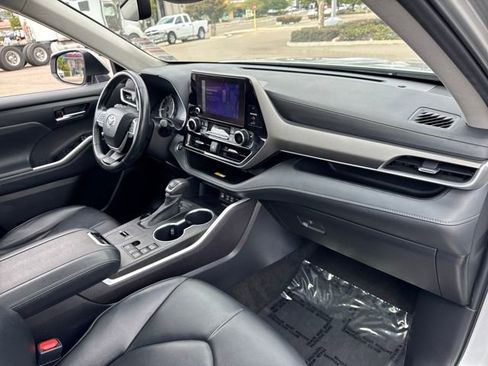 Used 2023 Toyota Highlander XLE image 22