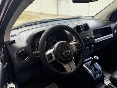 Used 2016 Jeep Compass Latitude FWD image 11