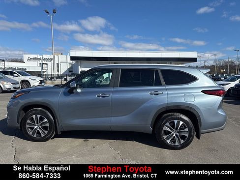 Used 2023 Toyota Highlander XLE image 4